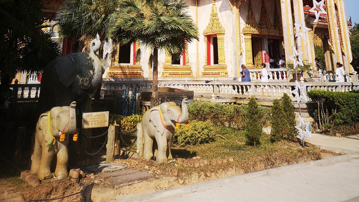 Ghé chùa Cha-long bái Phật, đốt pháo cầu may đầu năm